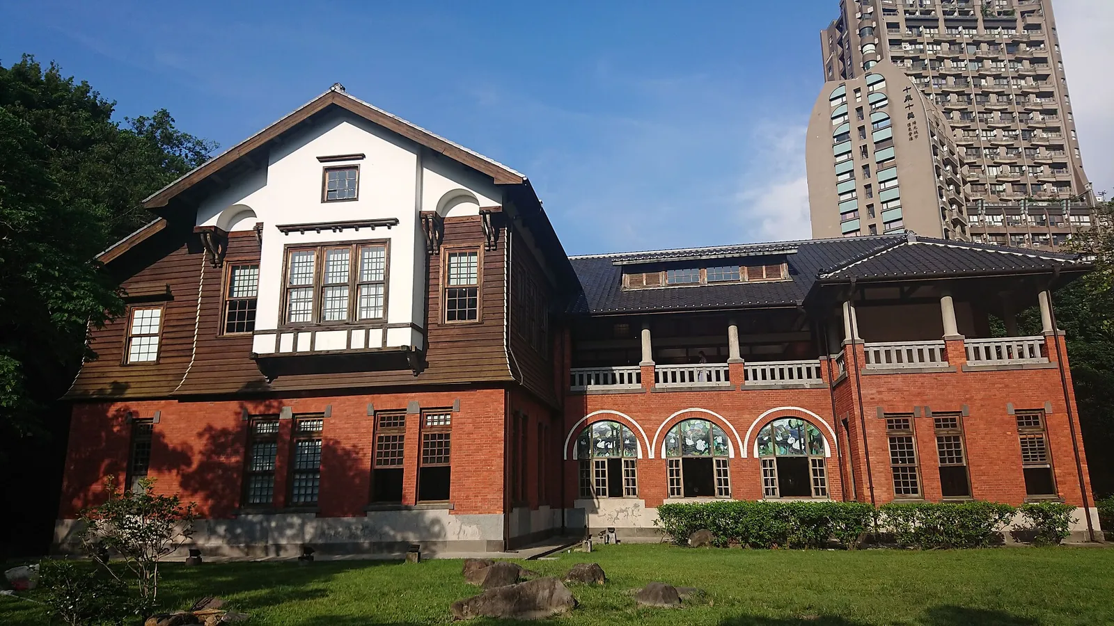 Fachada de ladrillo y madera del Museo de las Termas de Beitou