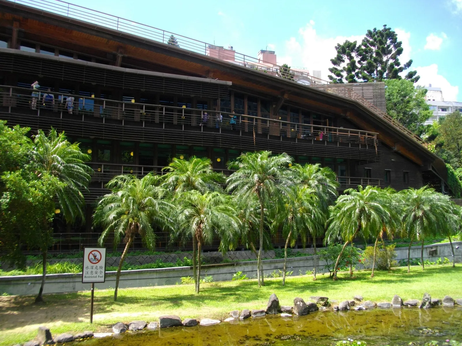 Biblioteca de madera de Beitou rodeada de los árboles del parque