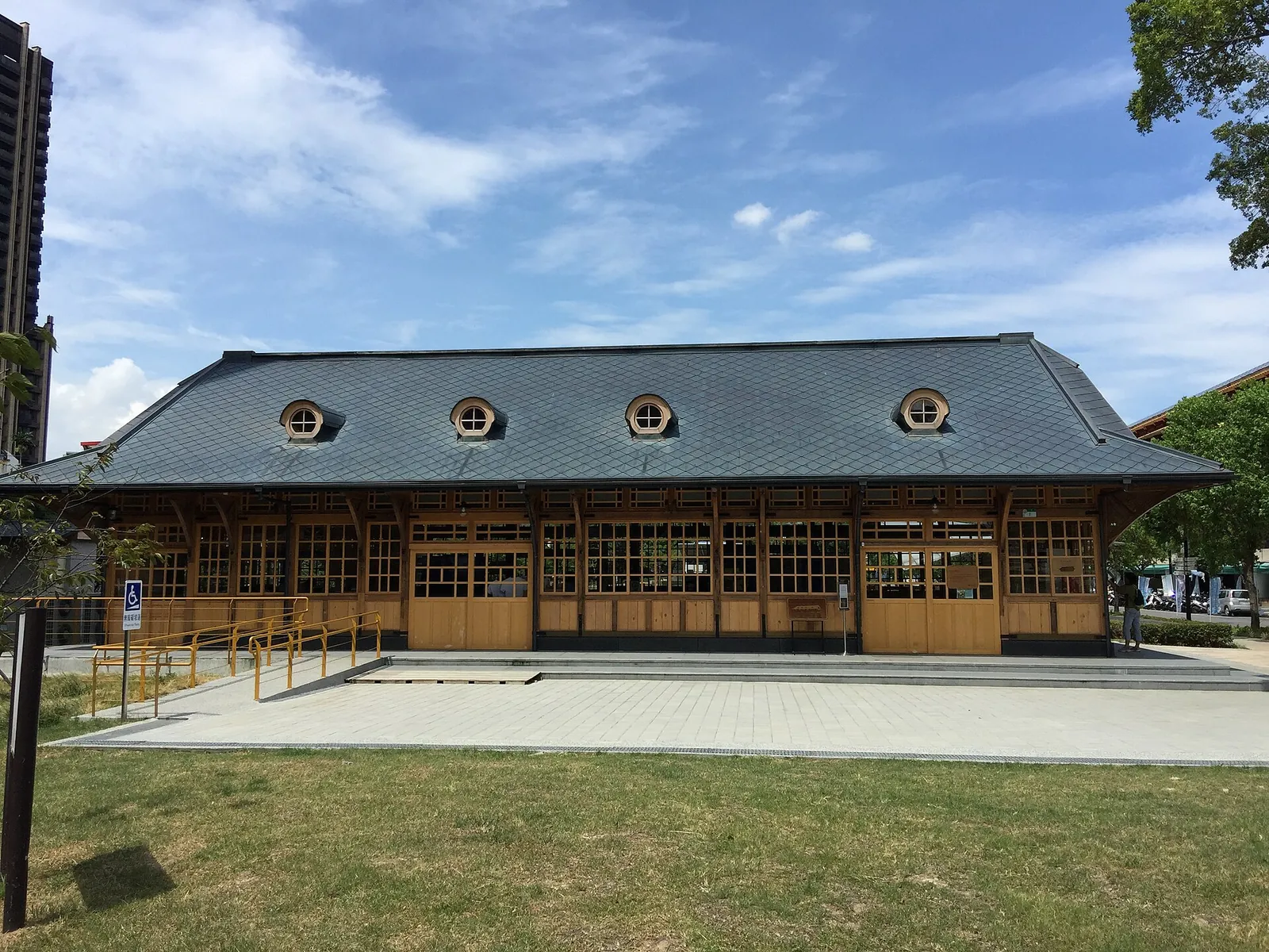 Estación de madera restaurada de Xinbeitou bajo un cielo despejado