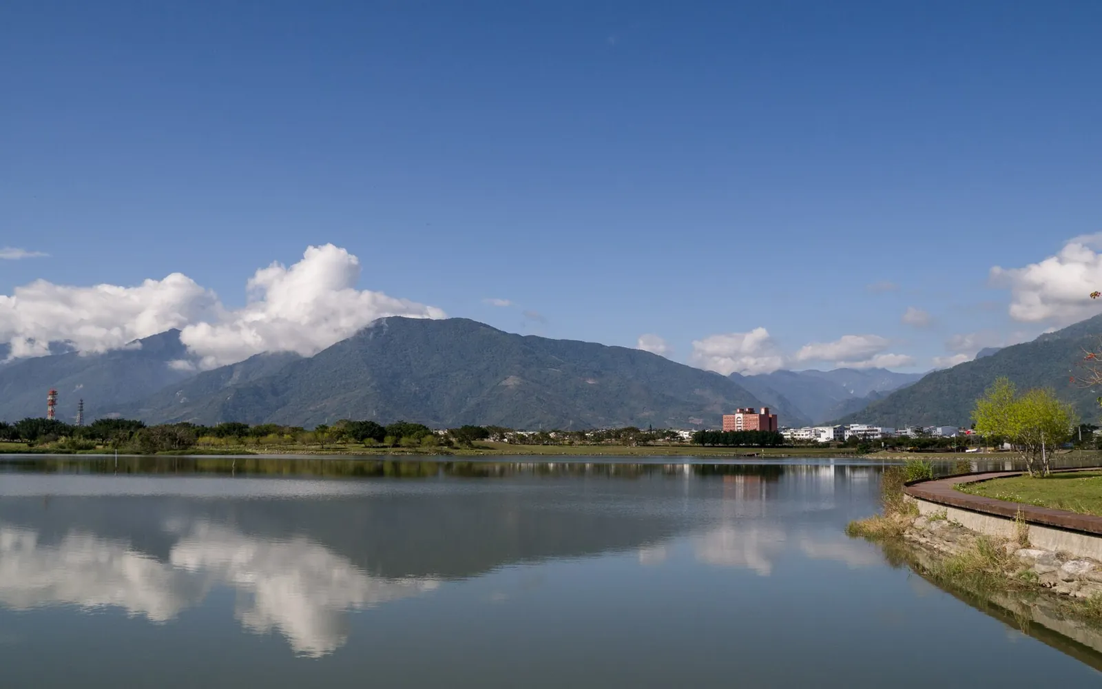 Lago Dapo con montagne riflesse nell'acqua