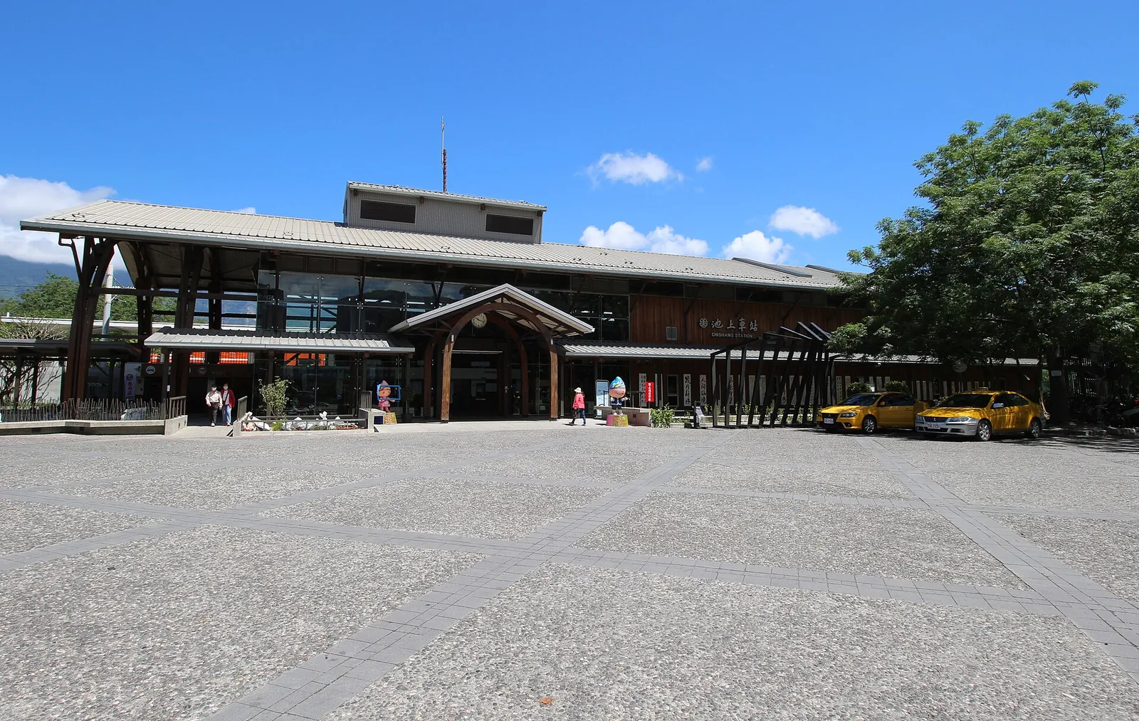 Ingresso e piazzale della stazione ferroviaria di Chishang