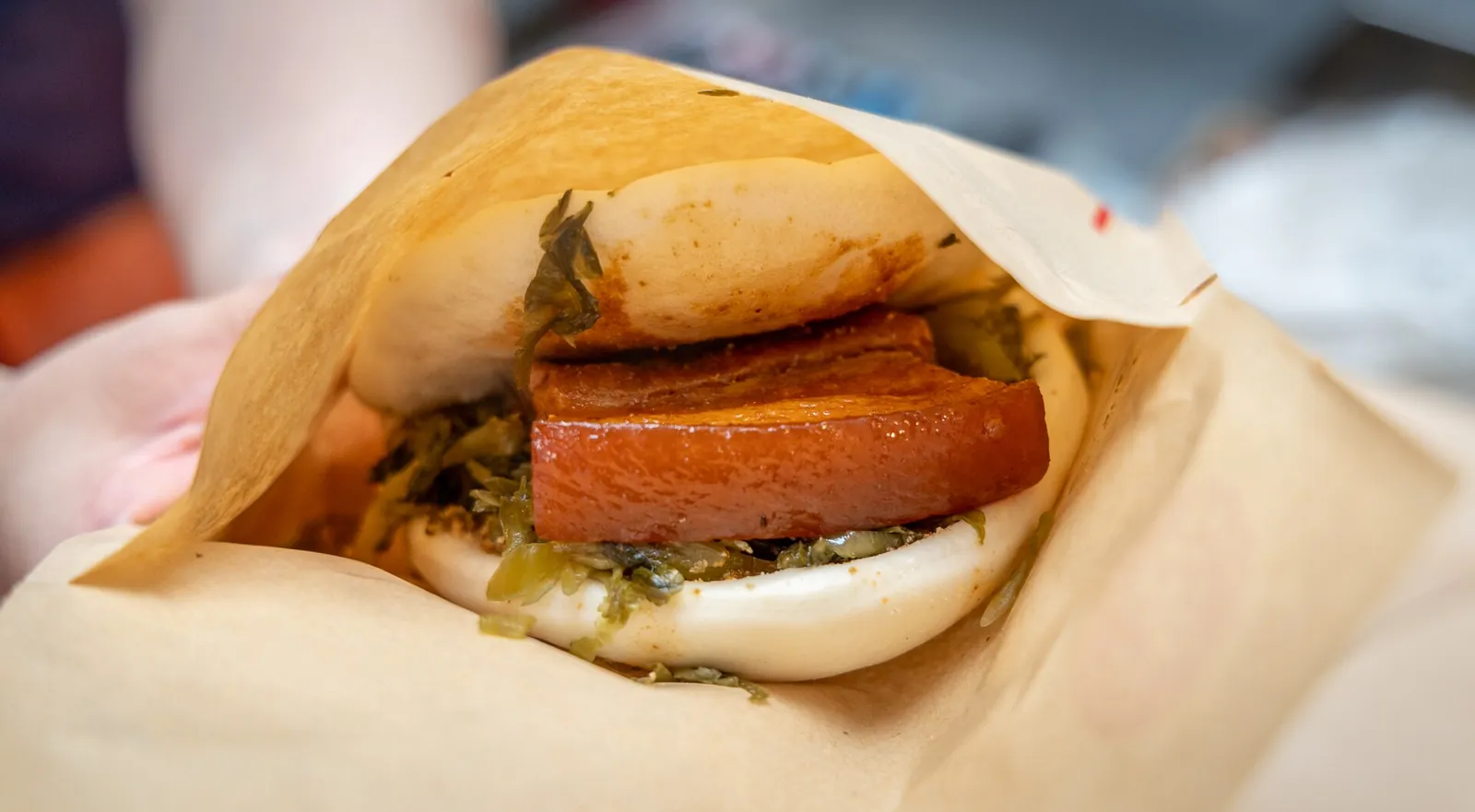 Guabao s vepřovým a zeleninou z občerstvení v Taipei