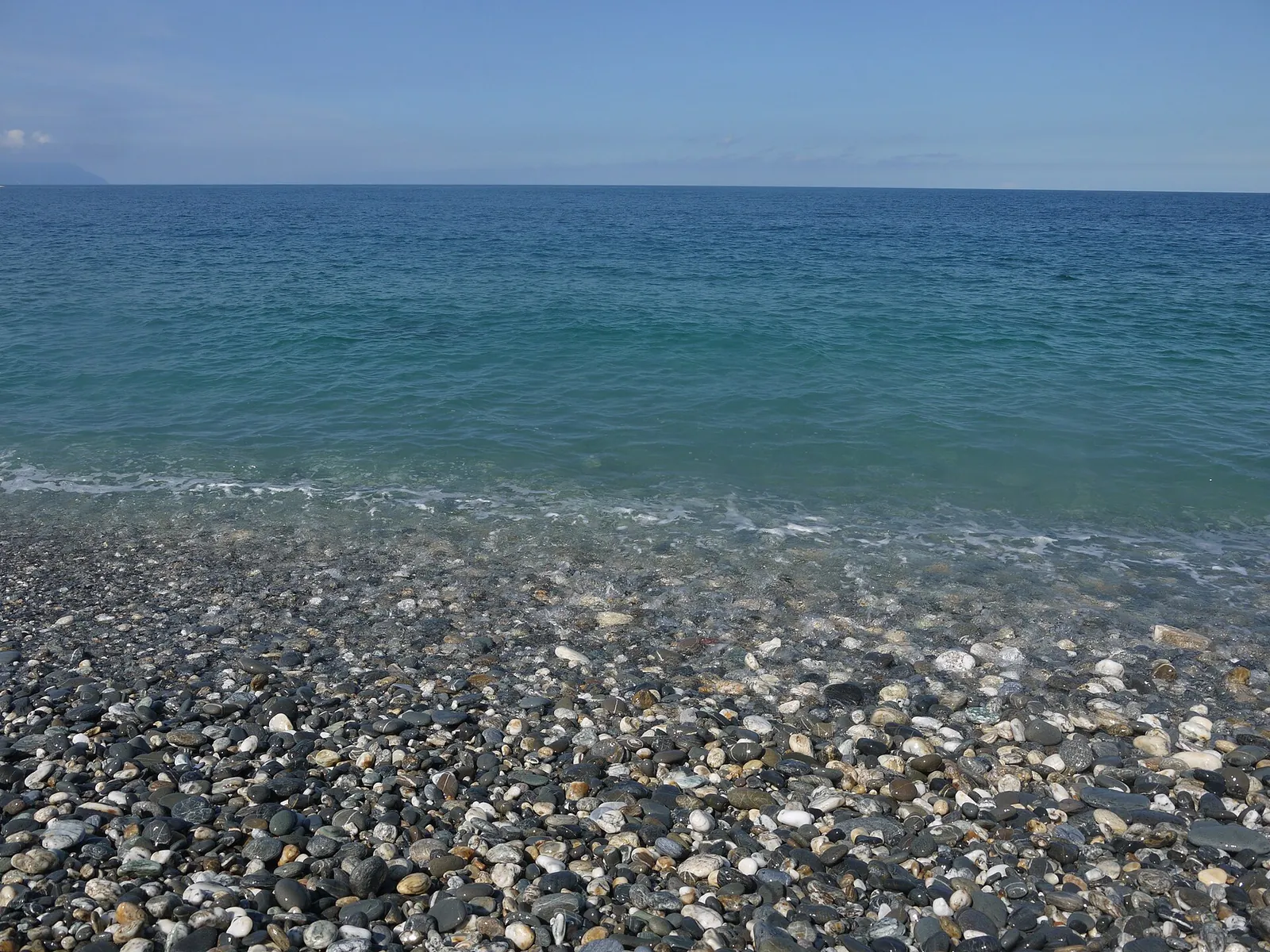 Mer bleu clair rencontrant la côte de galets de Qixingtan