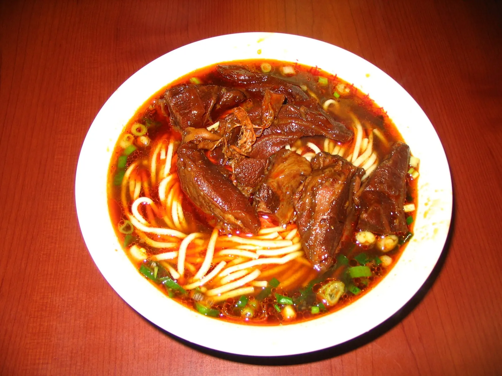 Auf Taipeis Yongkang Street fotografierte Rindfleisch-Nudelsuppe