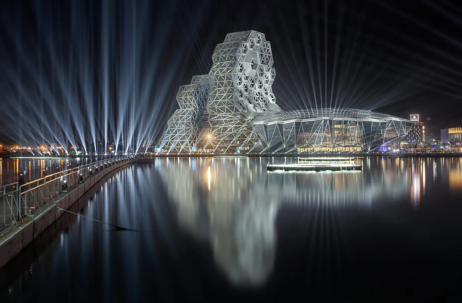 Kaohsiung Music Center osvětlené při Taiwan Lantern Festival 2022