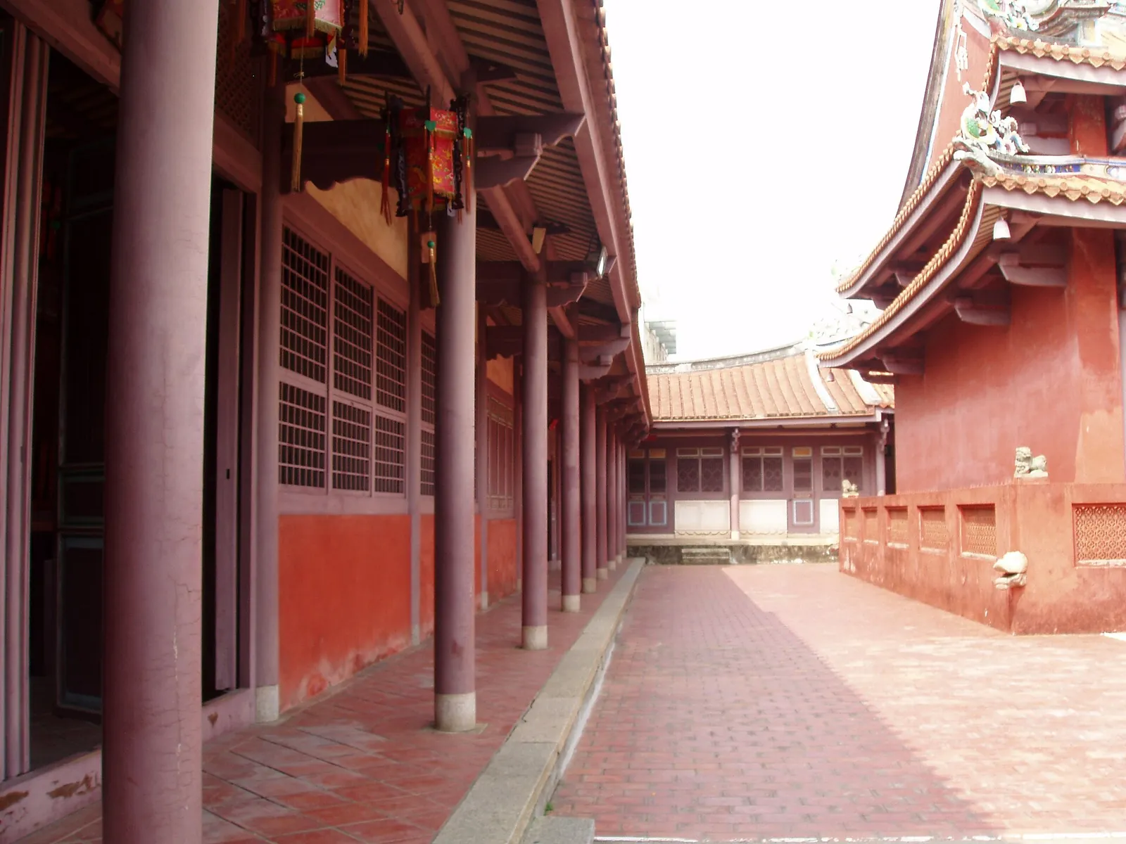 Gang og røde vægge i Konfucius-templet i Tainan