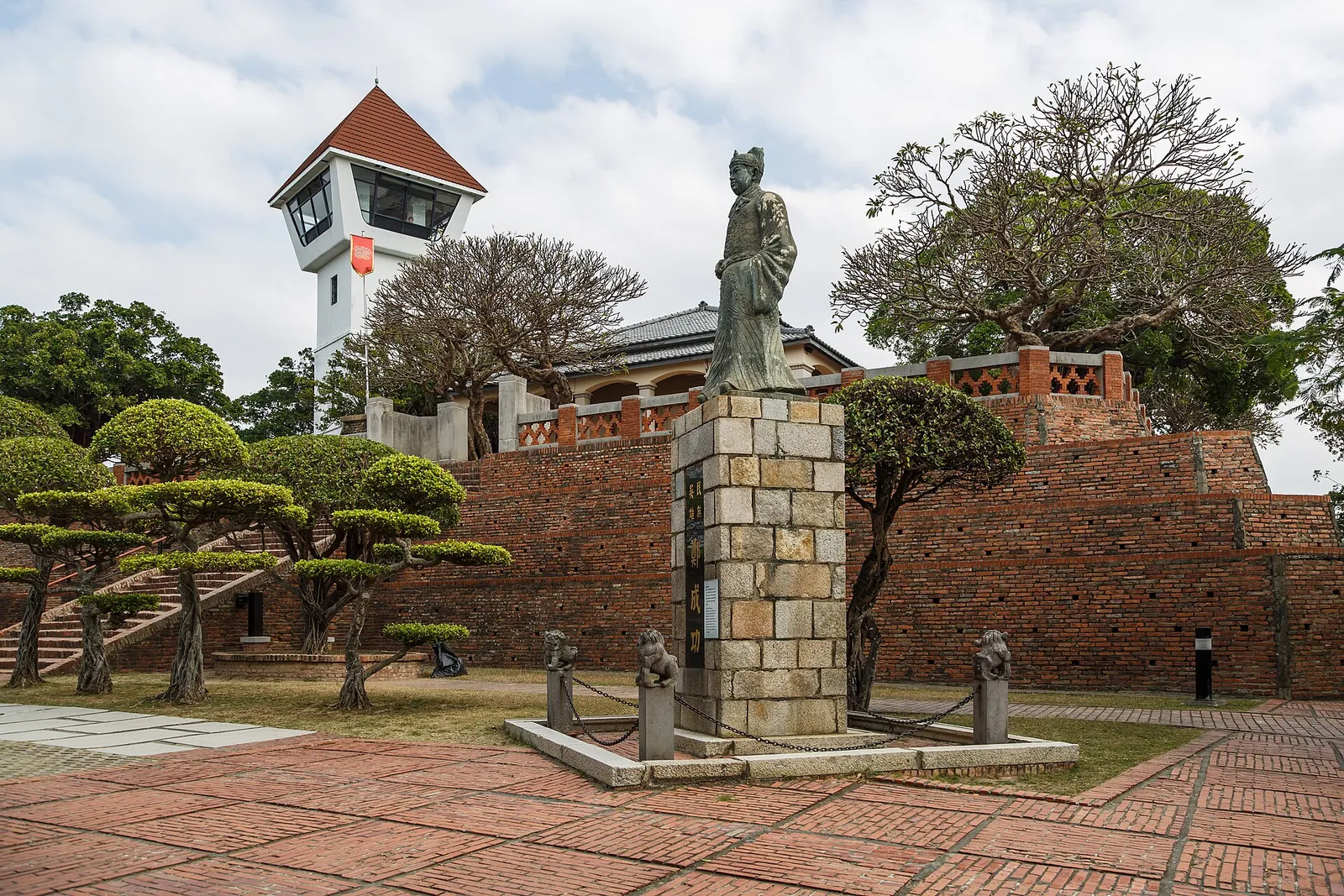 Koxinga-statue og tårnomgivelser ved Anping Old Fort i Tainan