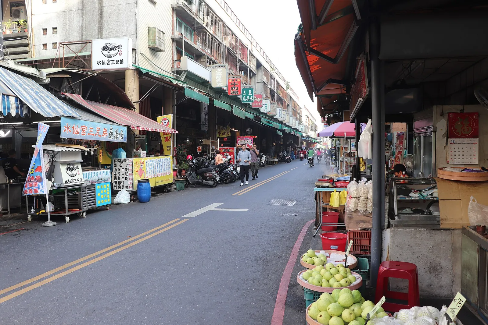 Butikker og varer langs Guohua Street i Tainan