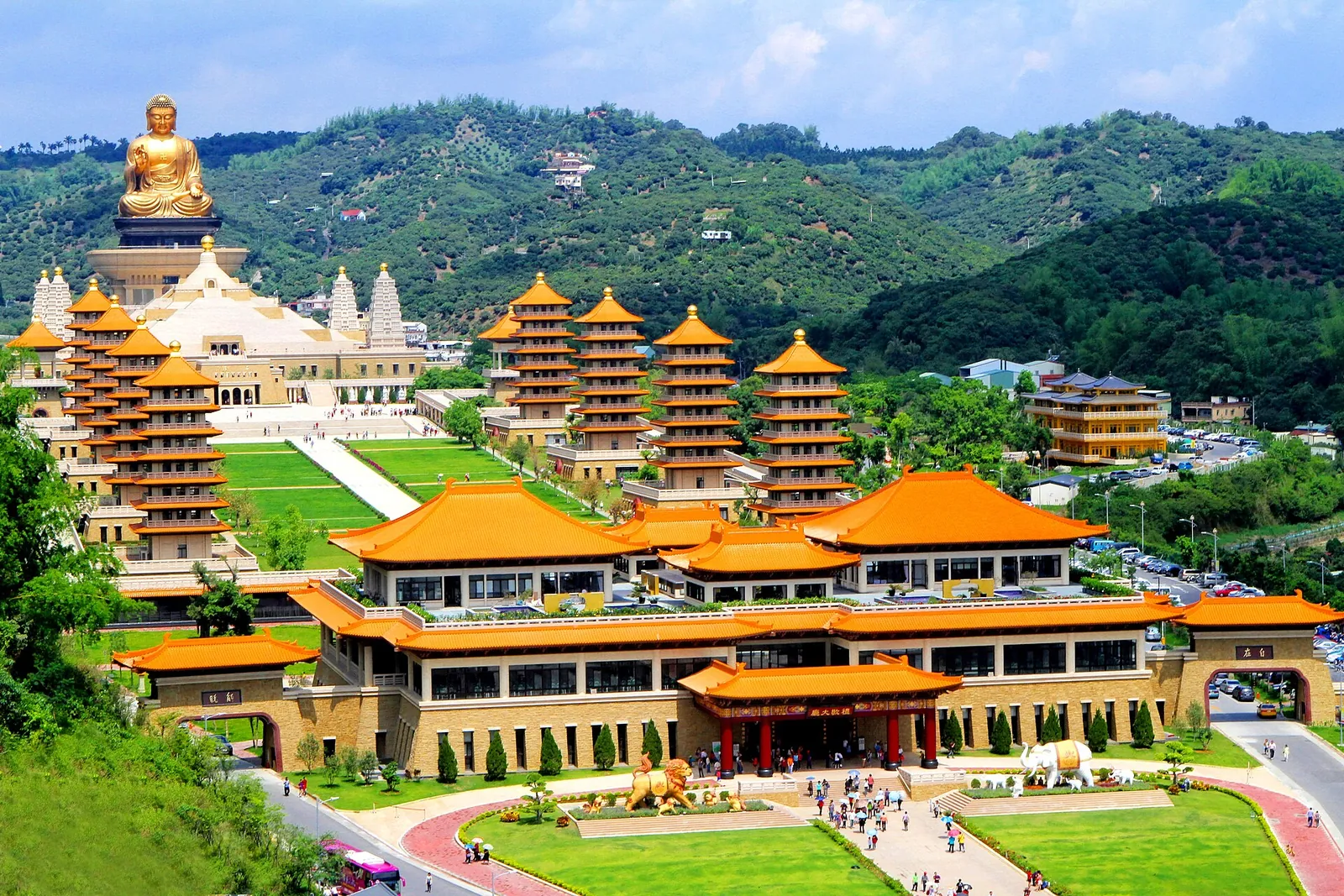 Complesso del Museo del Buddha con pagode e Buddha seduto a Fo Guang Shan