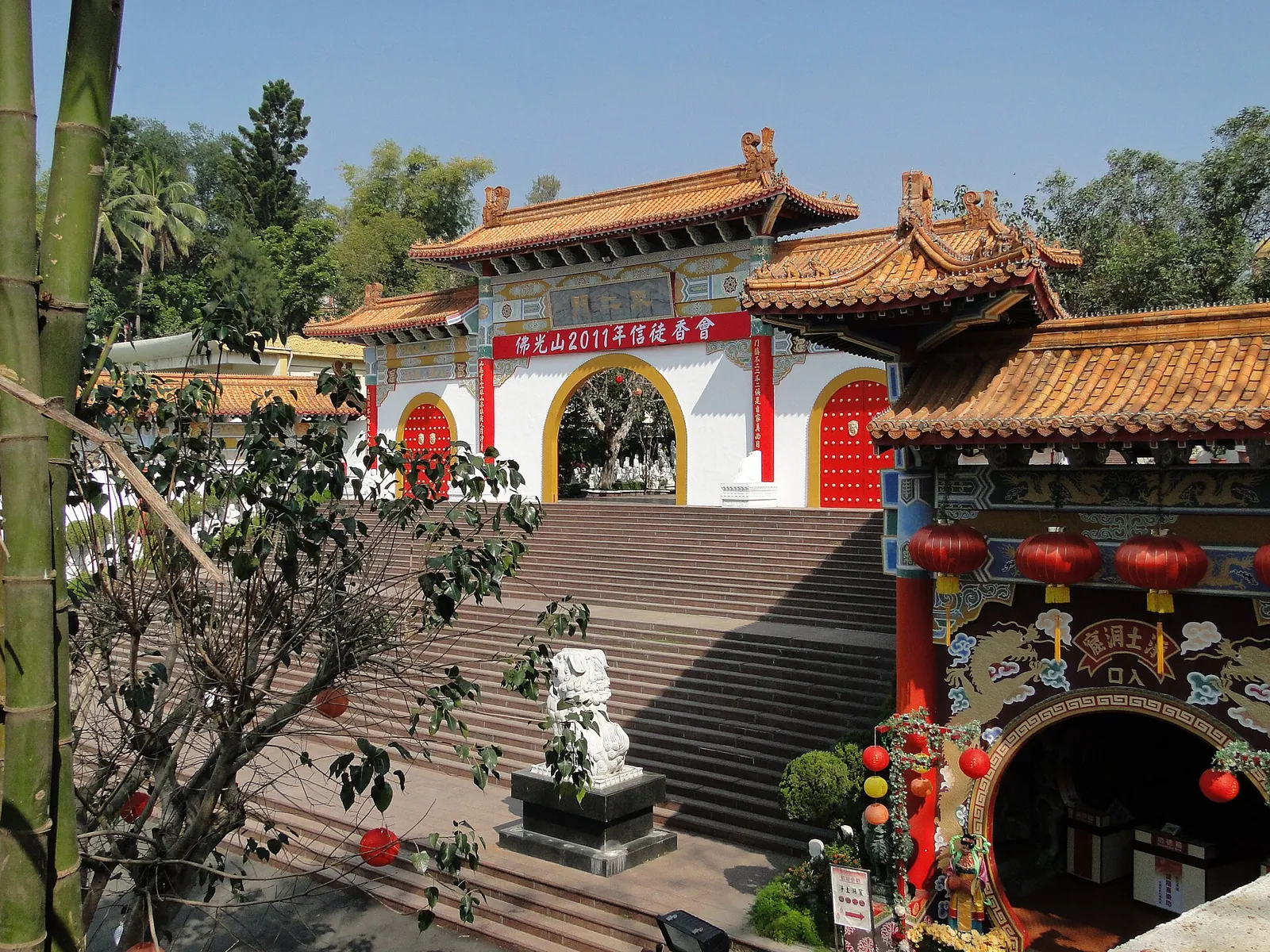 Ingresso tradizionale ed edifici del tempio al monastero di Fo Guang Shan