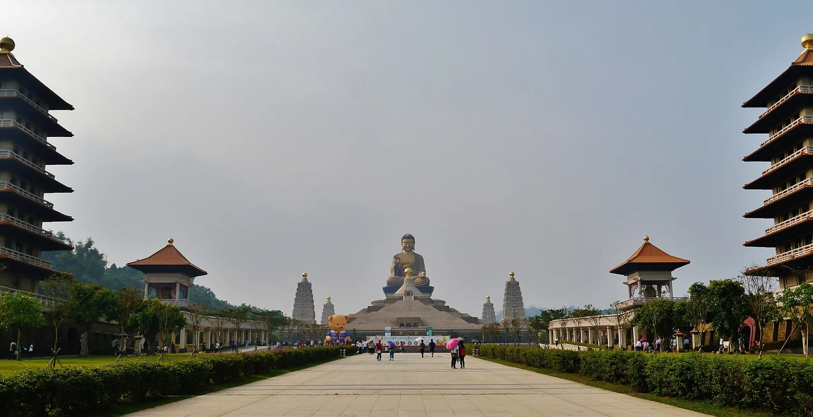 Pagode e Buddha seduto lungo l'accesso al Museo del Buddha di Fo Guang Shan