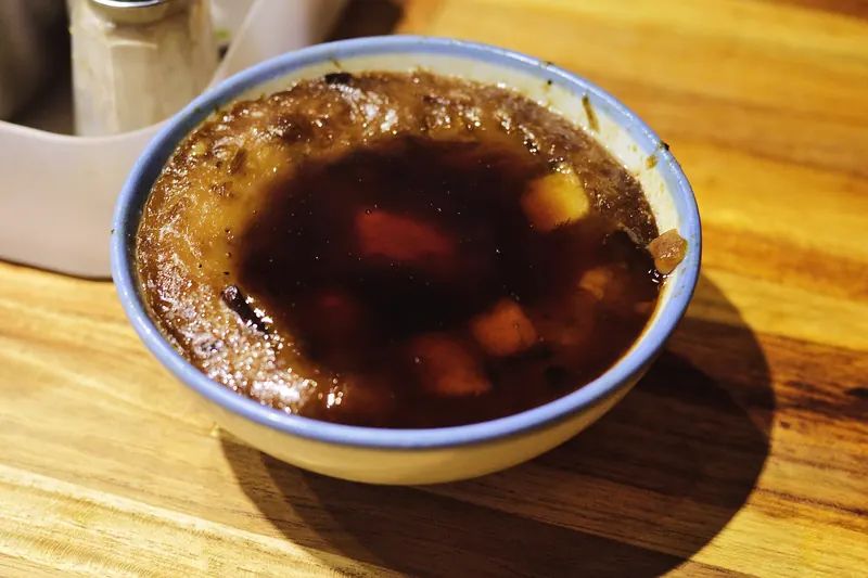 Un pastel de arroz en cuenco servido en Tainan