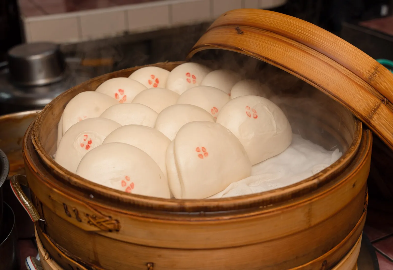 White buns in a steamer at Yuan Fang Guabao on Huaxi Street in Taipei