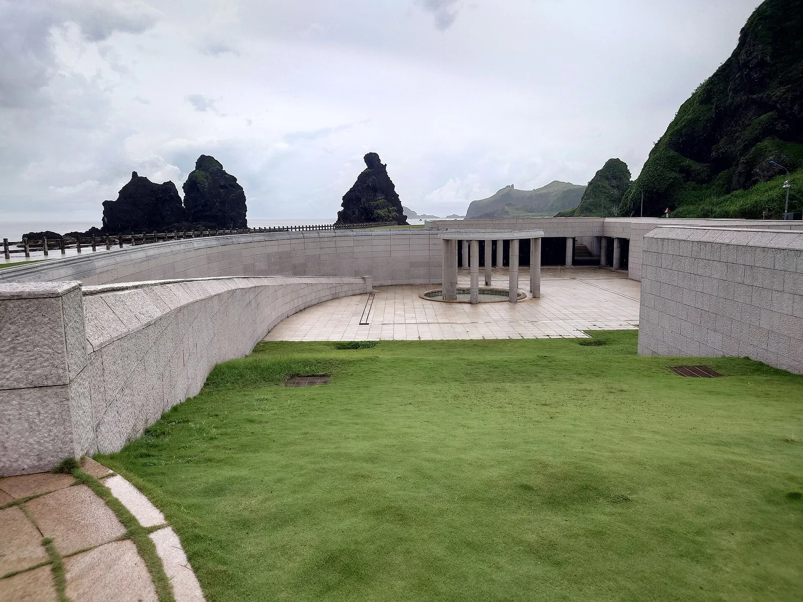 Das geschwungene Green Island Human Rights Memorial Monument an der Küste