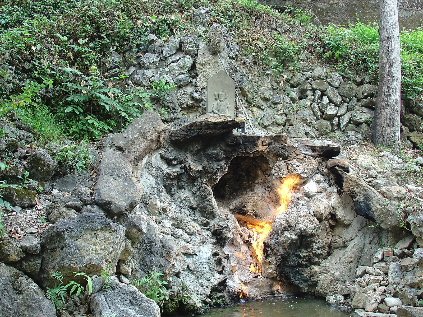 Plameny vystupující u vody u pramene Oheň a voda v Guanzilingu