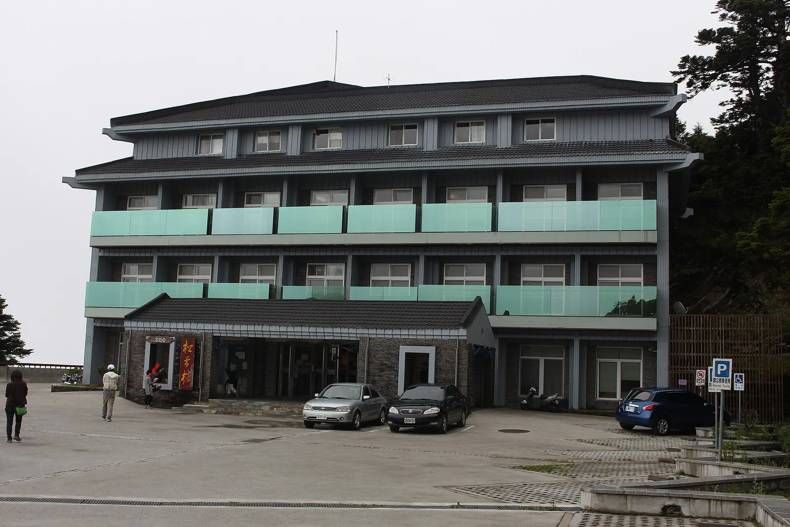 Exteriér Songsyue Lodge pod zataženou oblohou