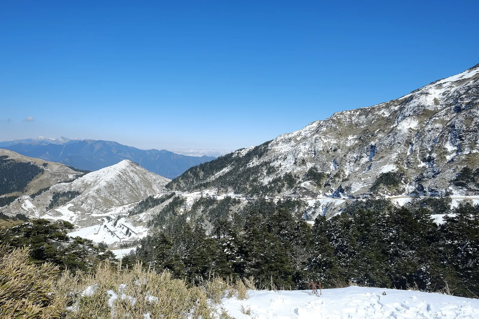 Sníh na svazích a jedlích v Hehuanshan