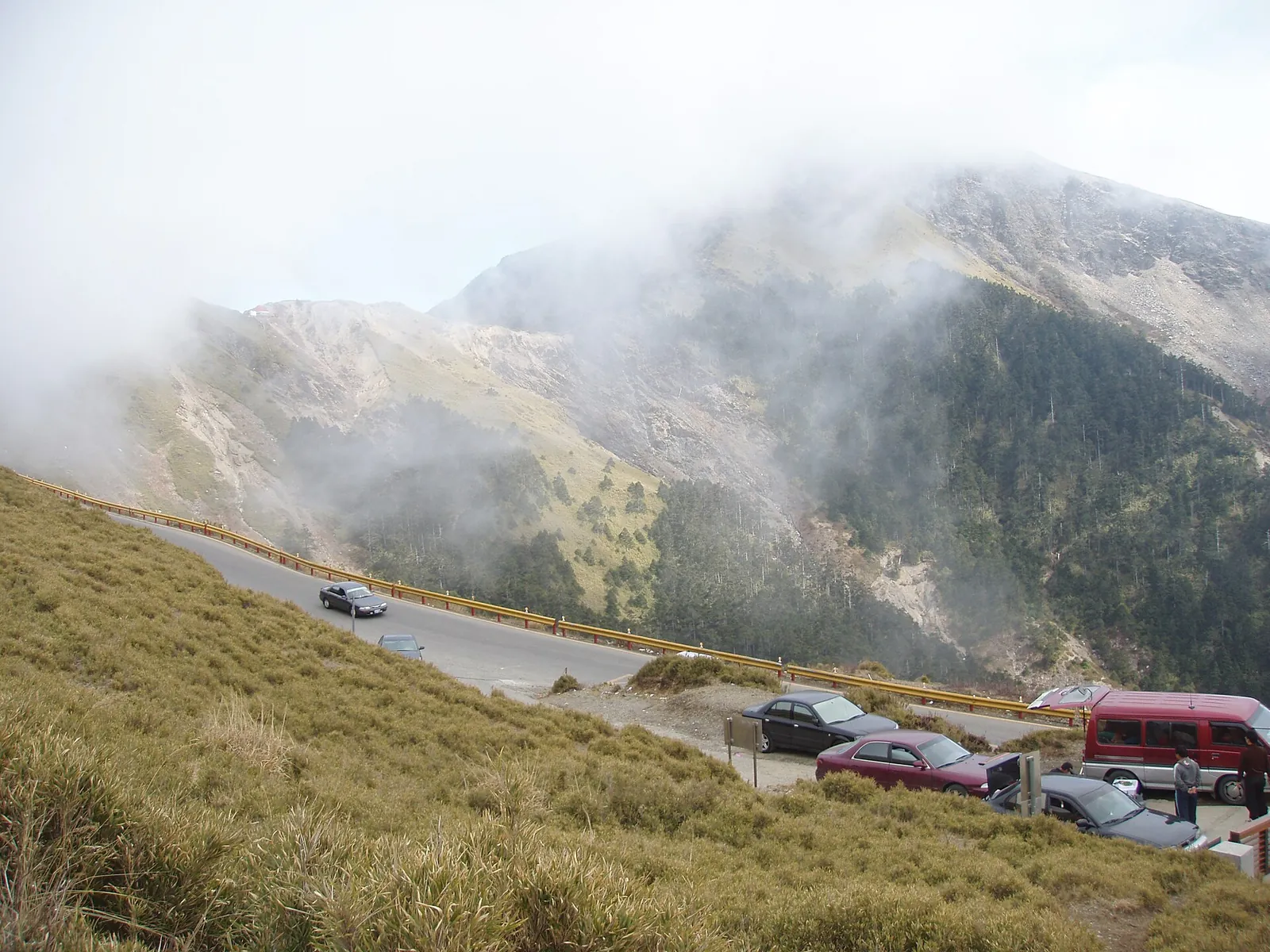 Horská krajina Hehuanshan a silniční parkoviště v mlze