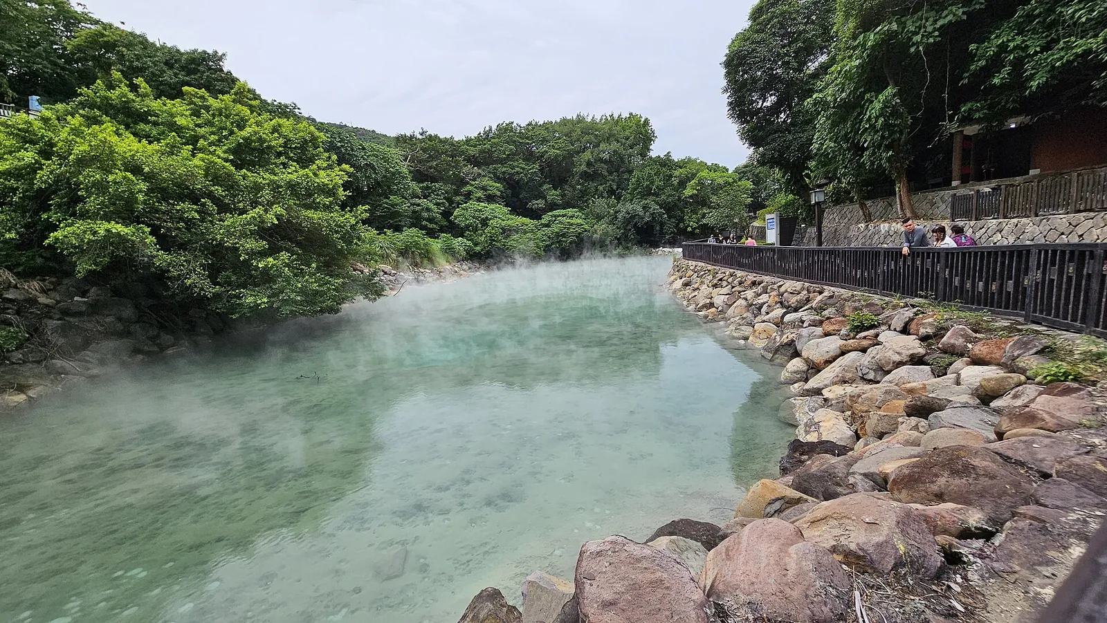 Pára nad pramenným jezírkem v Beitou Geothermal Valley