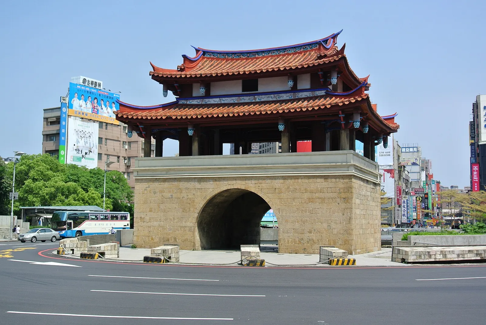 Porta orientale Yin Hsi a Hsinchu sotto un cielo azzurro sereno