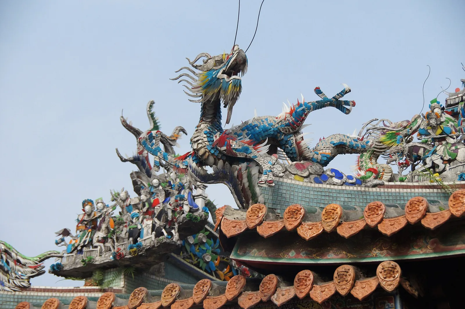 Drago decorativo colorato sul tetto del Tempio del Dio della Città di Hsinchu