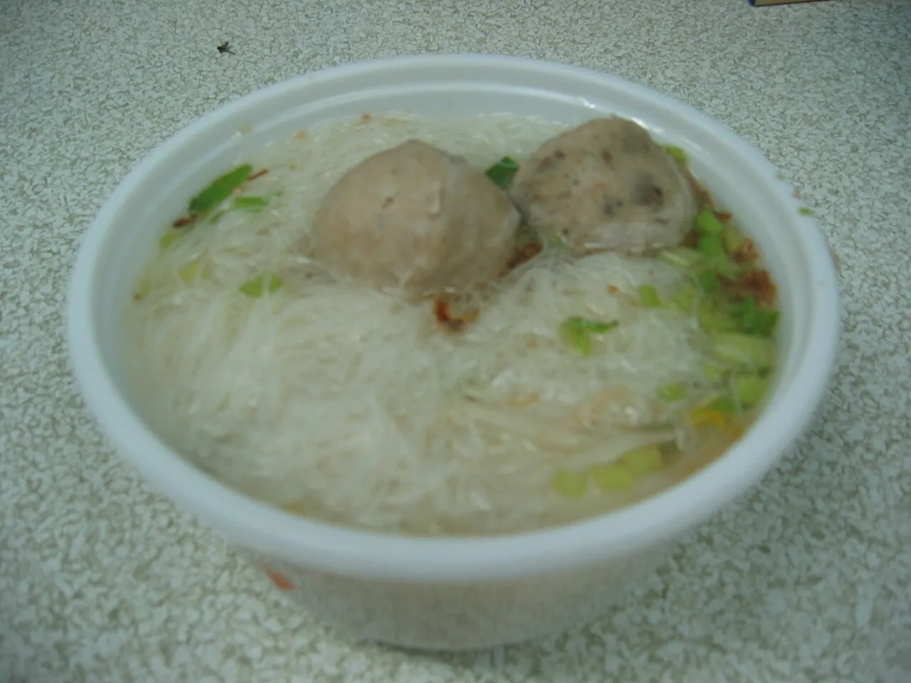 Vermicelli di riso e polpette serviti insieme in una ciotola