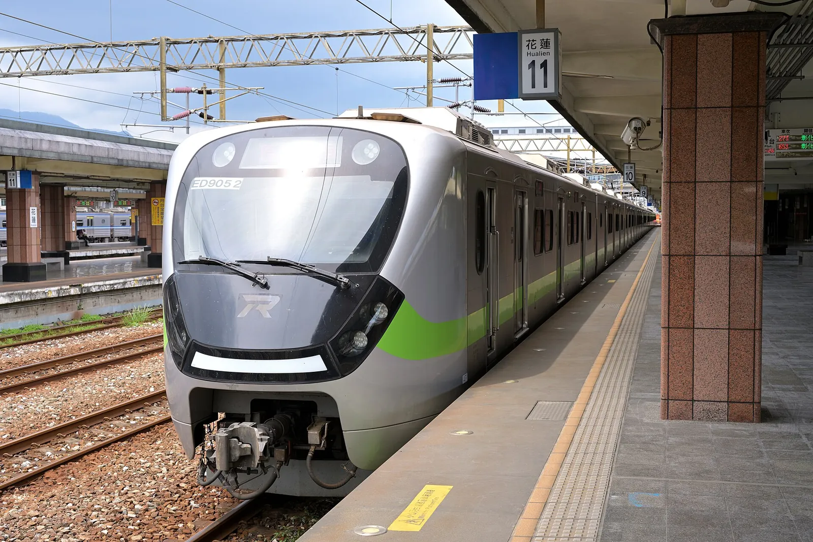 Vlak Taiwan Railways EMU900 na nádraží Hualien