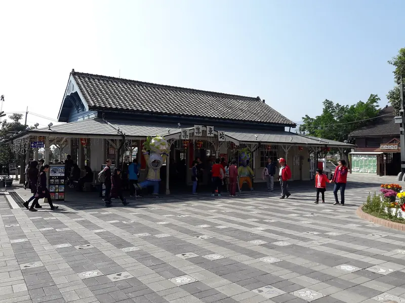 Stazione ferroviaria lignea di Jiji e piazzale