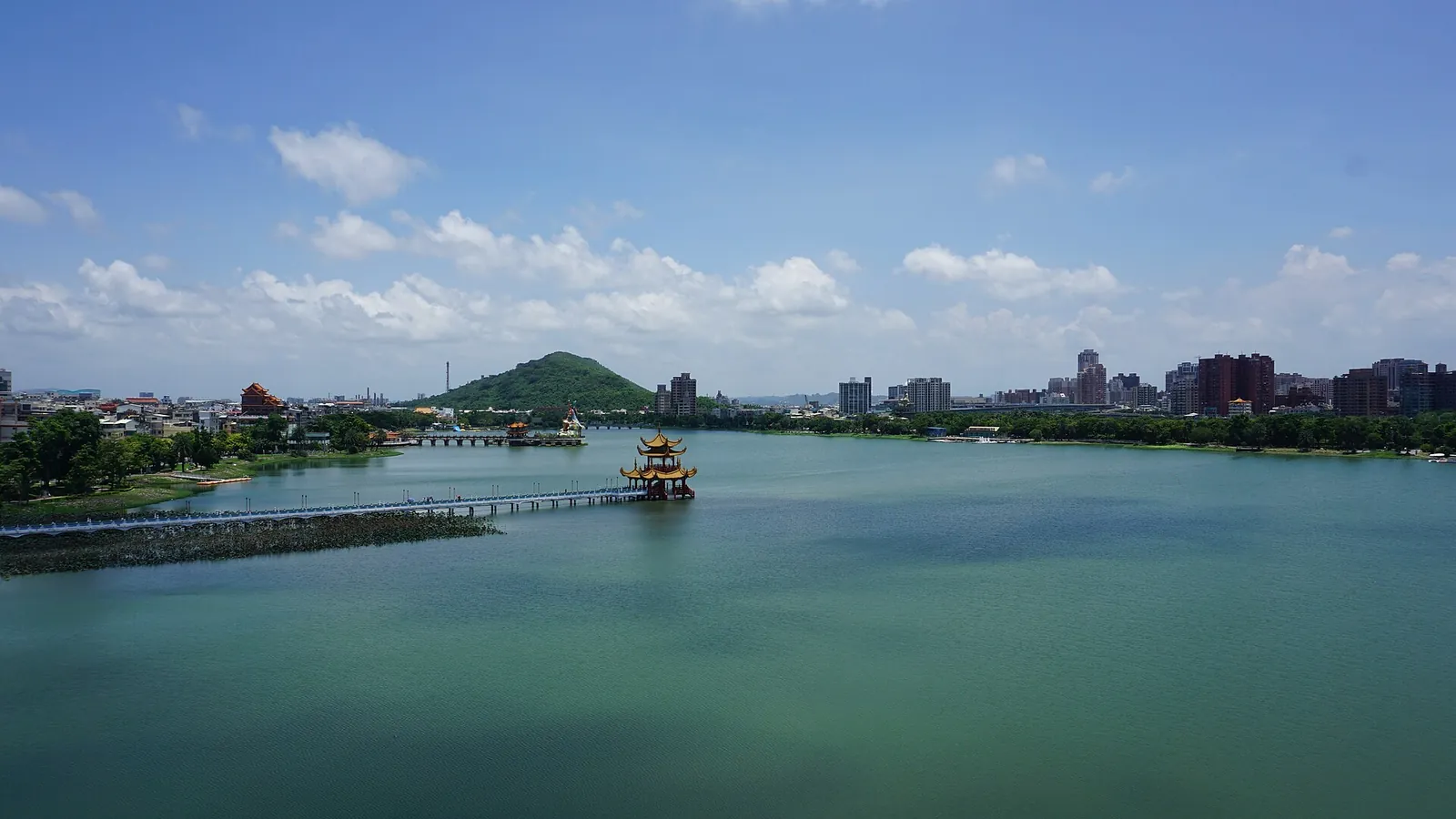 Lotus Pond a jeho nábřeží v Kaohsiung