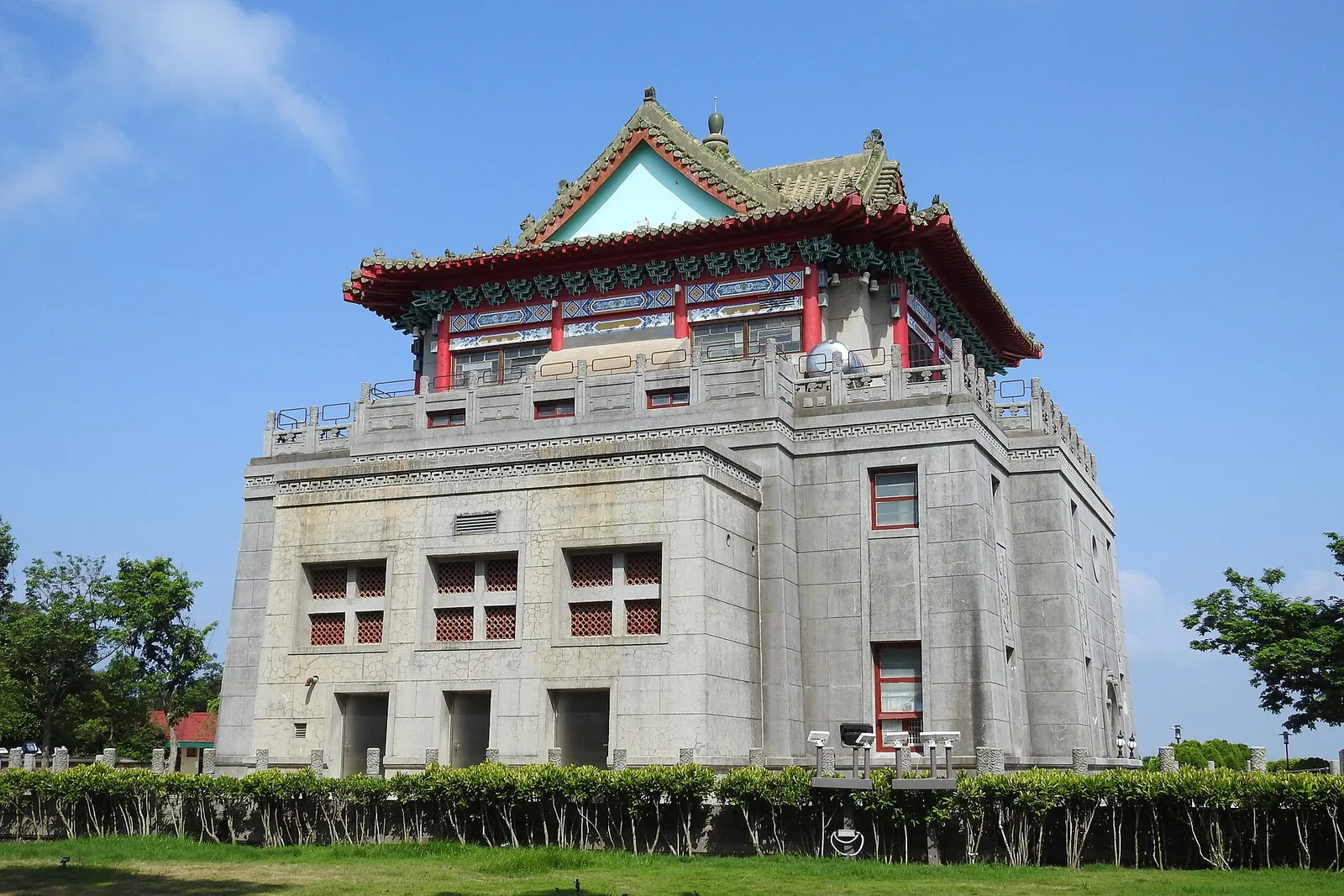 Juguang Tower nad trávníkem na Kinmenu