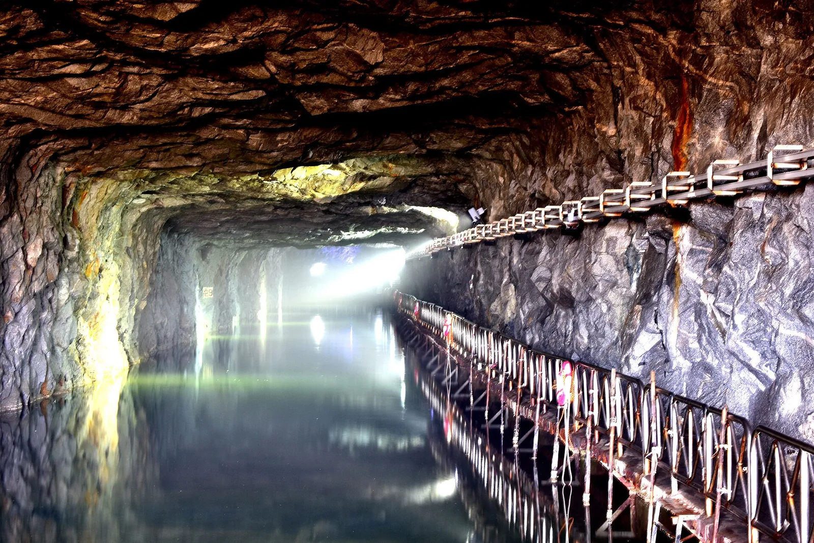 Skalní vodní cesta a návštěvní zábradlí v Zhaishan Tunnel
