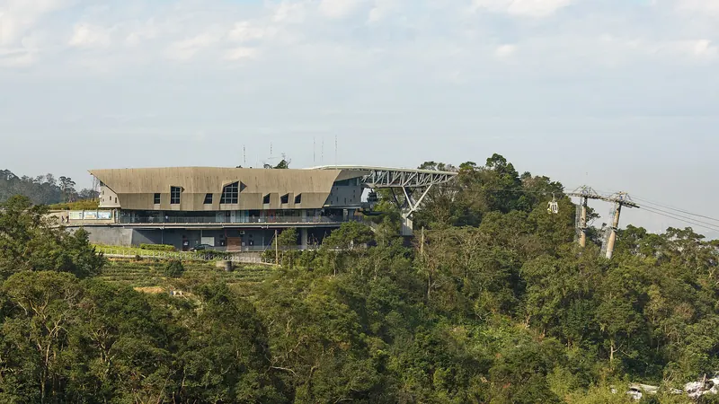 Estação superior do teleférico de Maokong entre colinas arborizadas