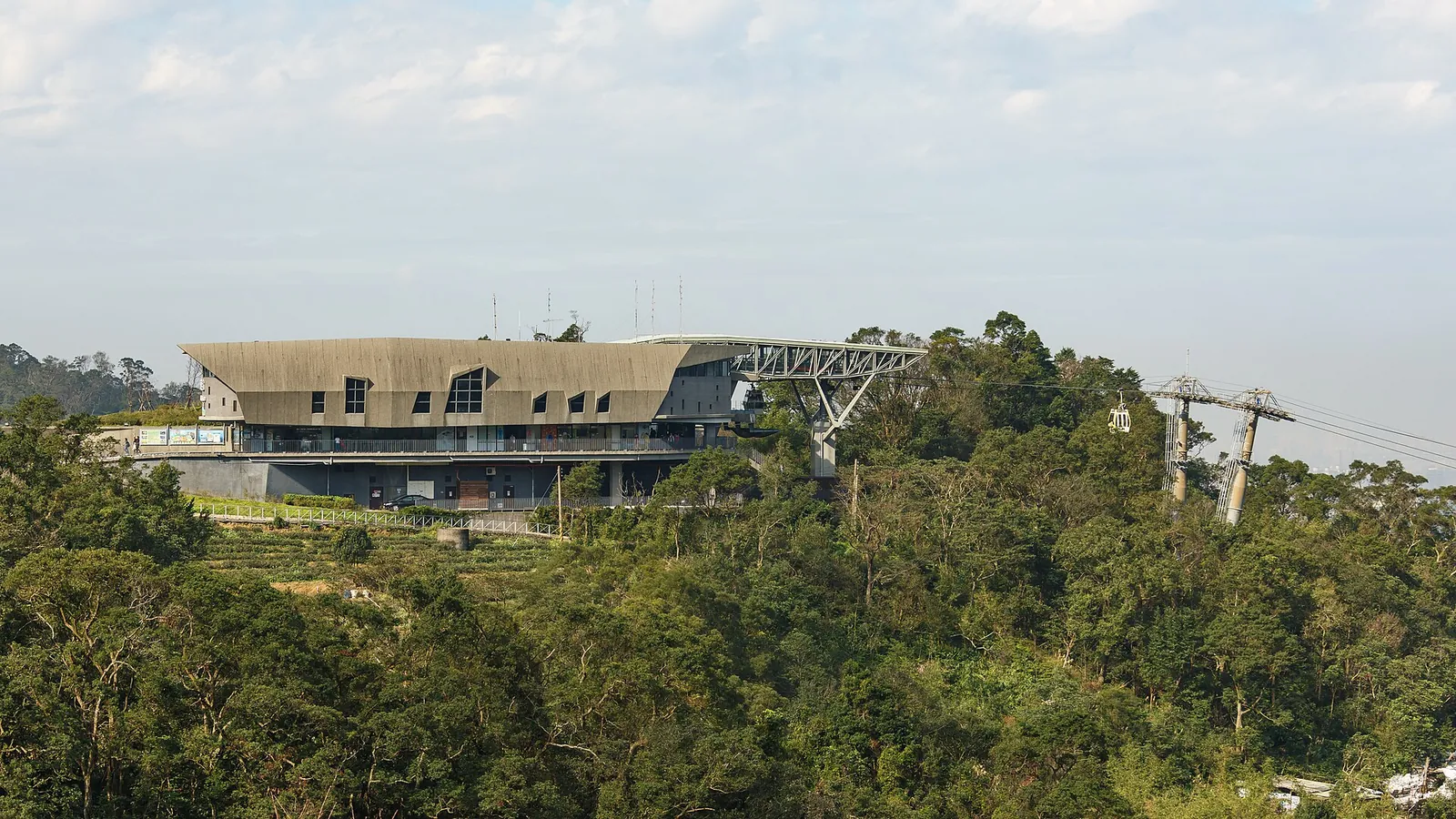 Obere Station der Maokong-Gondel zwischen bewaldeten Hügeln