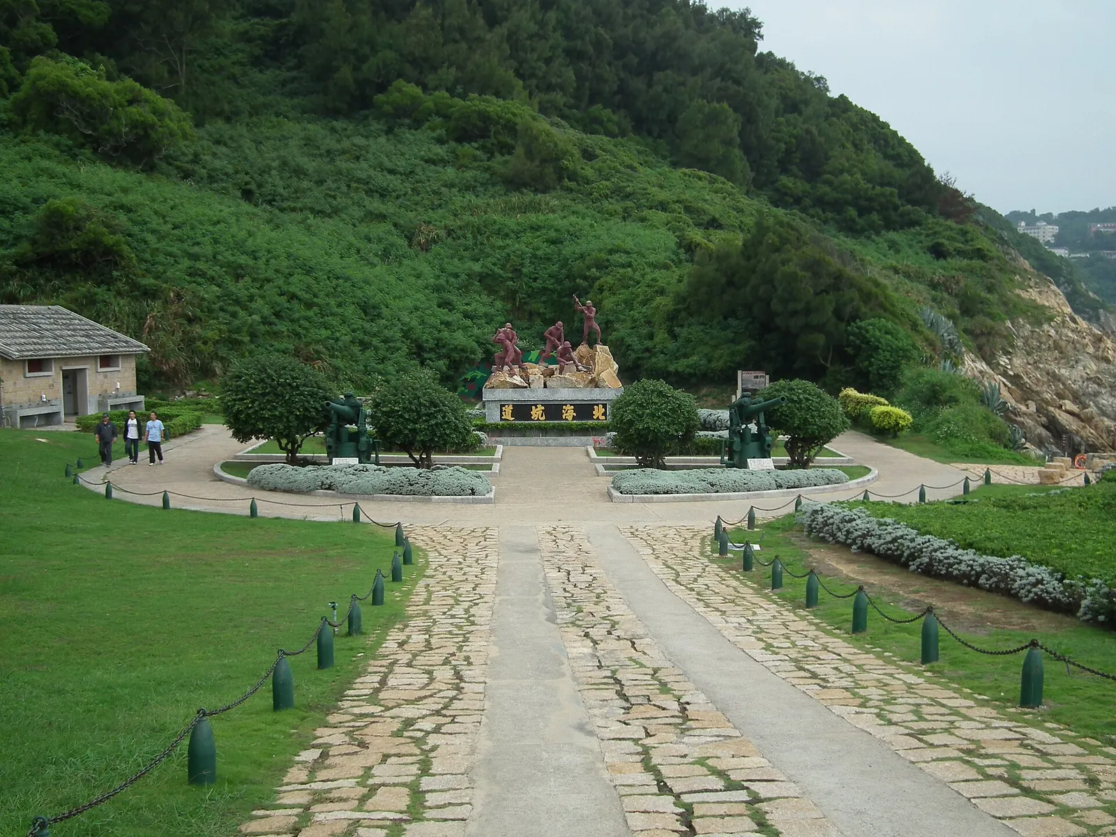 Accesso paesaggistico al Nangan Beihai Tunnel accanto a una collina verde