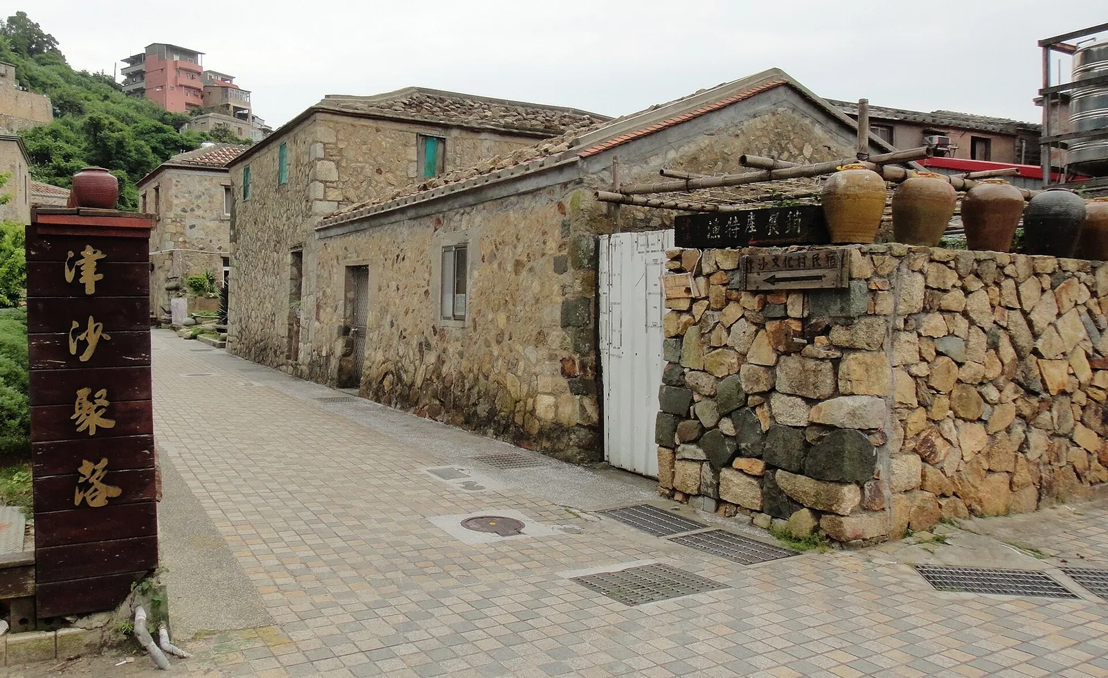 Case di pietra e vicolo nel villaggio di Jinsha a Nangan
