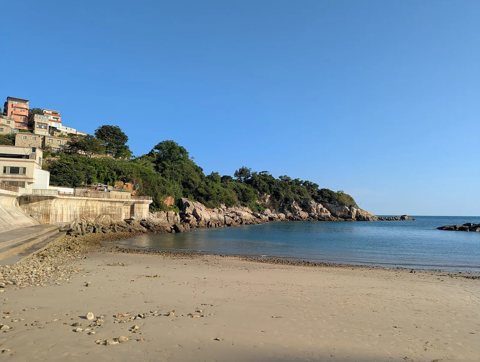 Costa sabbiosa e cielo azzurro nel villaggio di Jinsha a Nangan