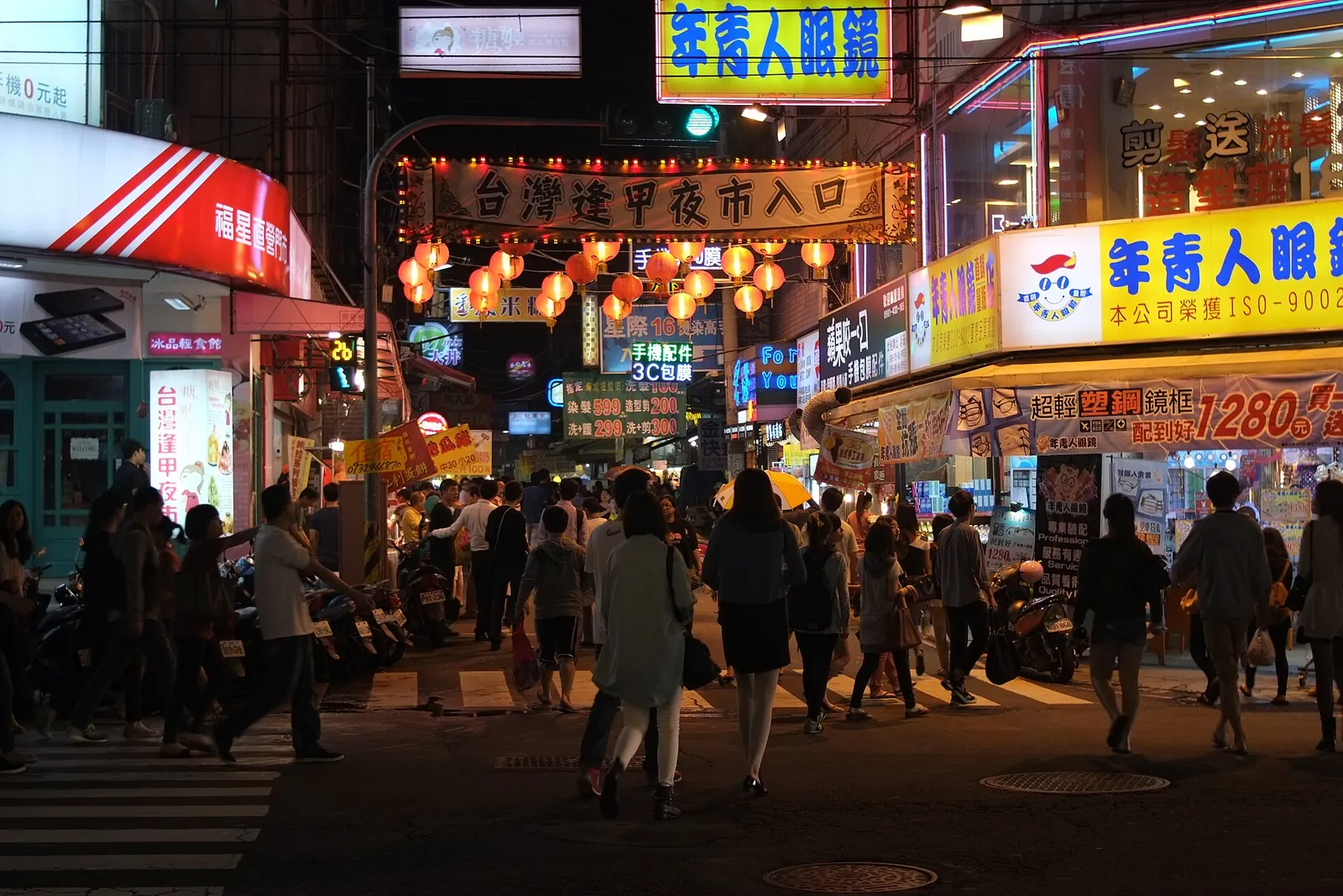 Návštěvníci u vstupu na Feng Chia Night Market v Taichung