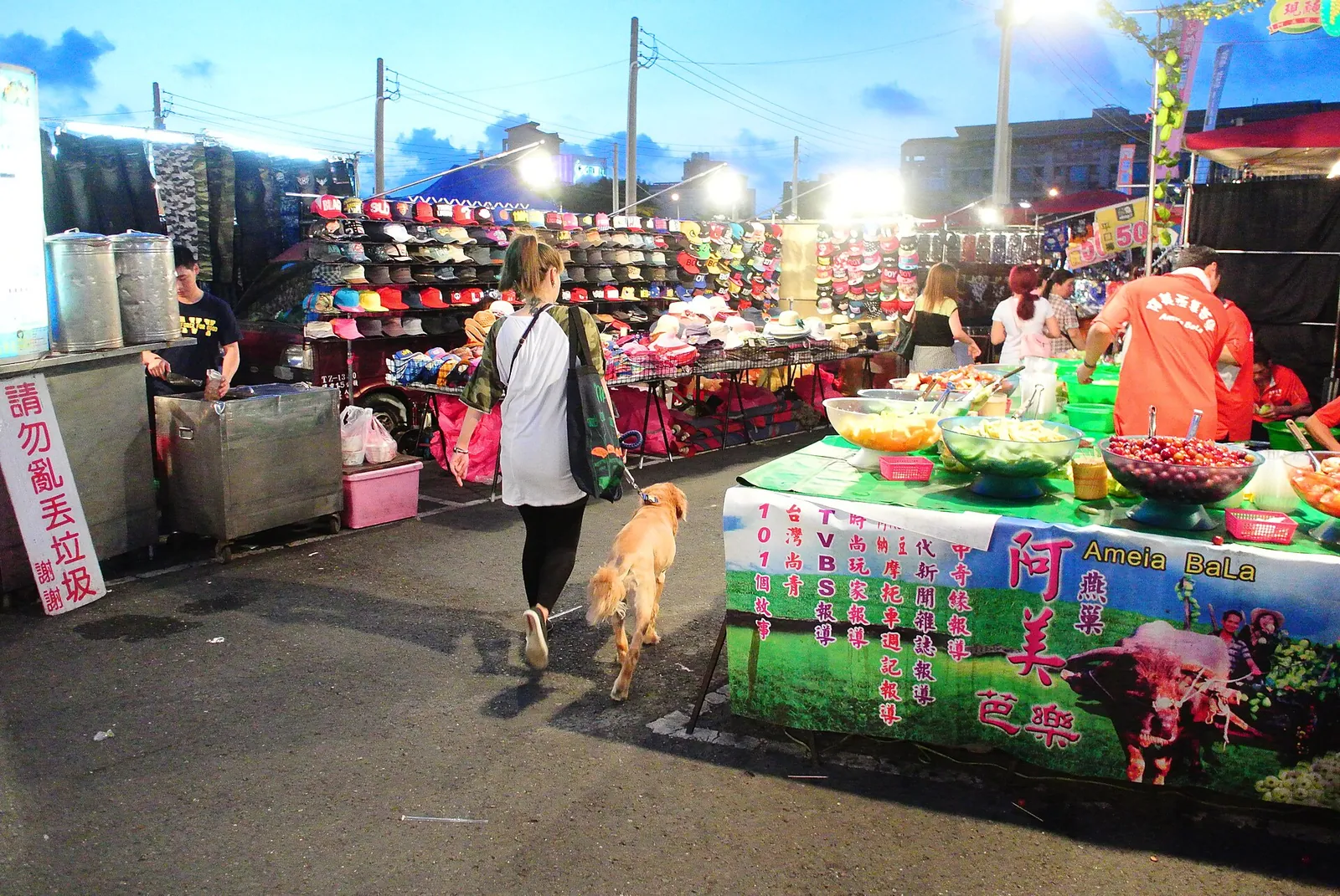 Otevřená ulička mezi stánky na Garden Night Market v Tainan