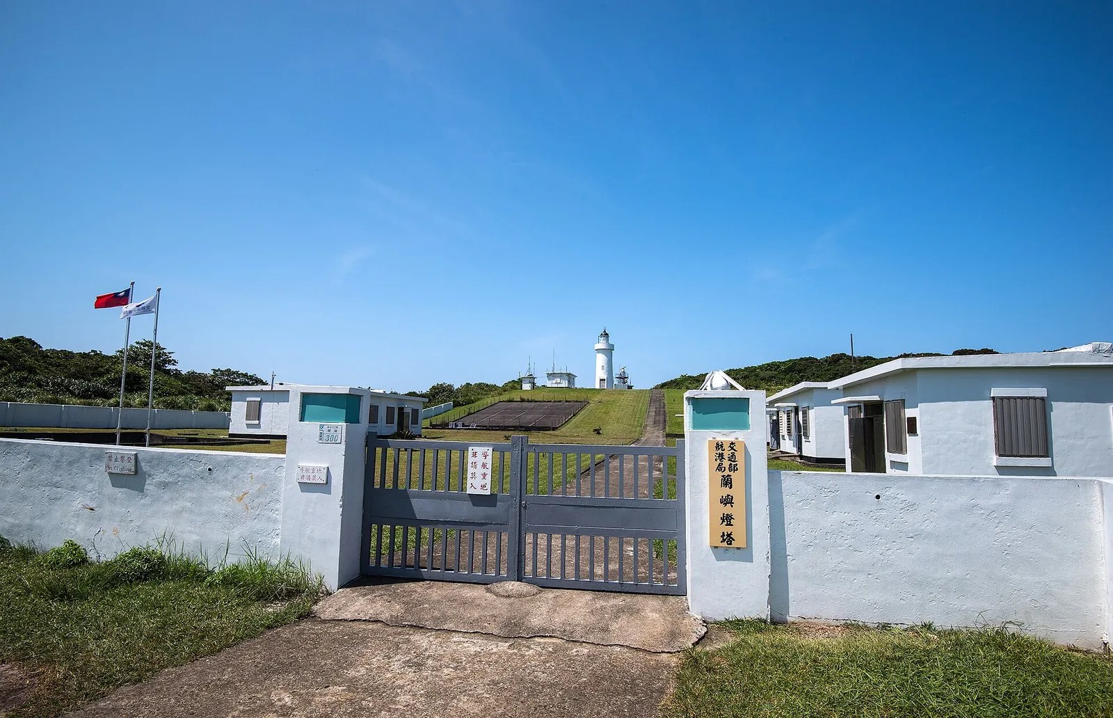 Puerta cerrada y edificios blancos del faro de Lanyu