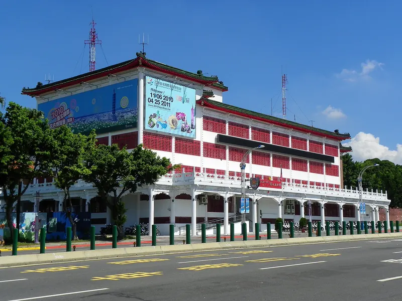Taipei Broadcasting Station a Yuanshan Police Station pod modrým nebem