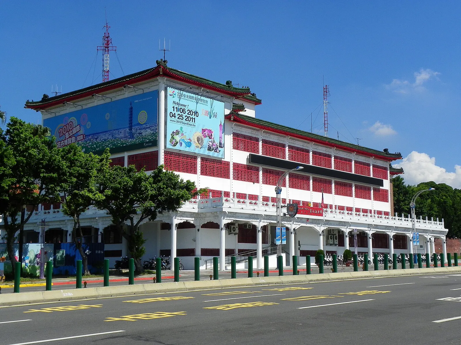Taipei Broadcasting Station a Yuanshan Police Station pod modrým nebem