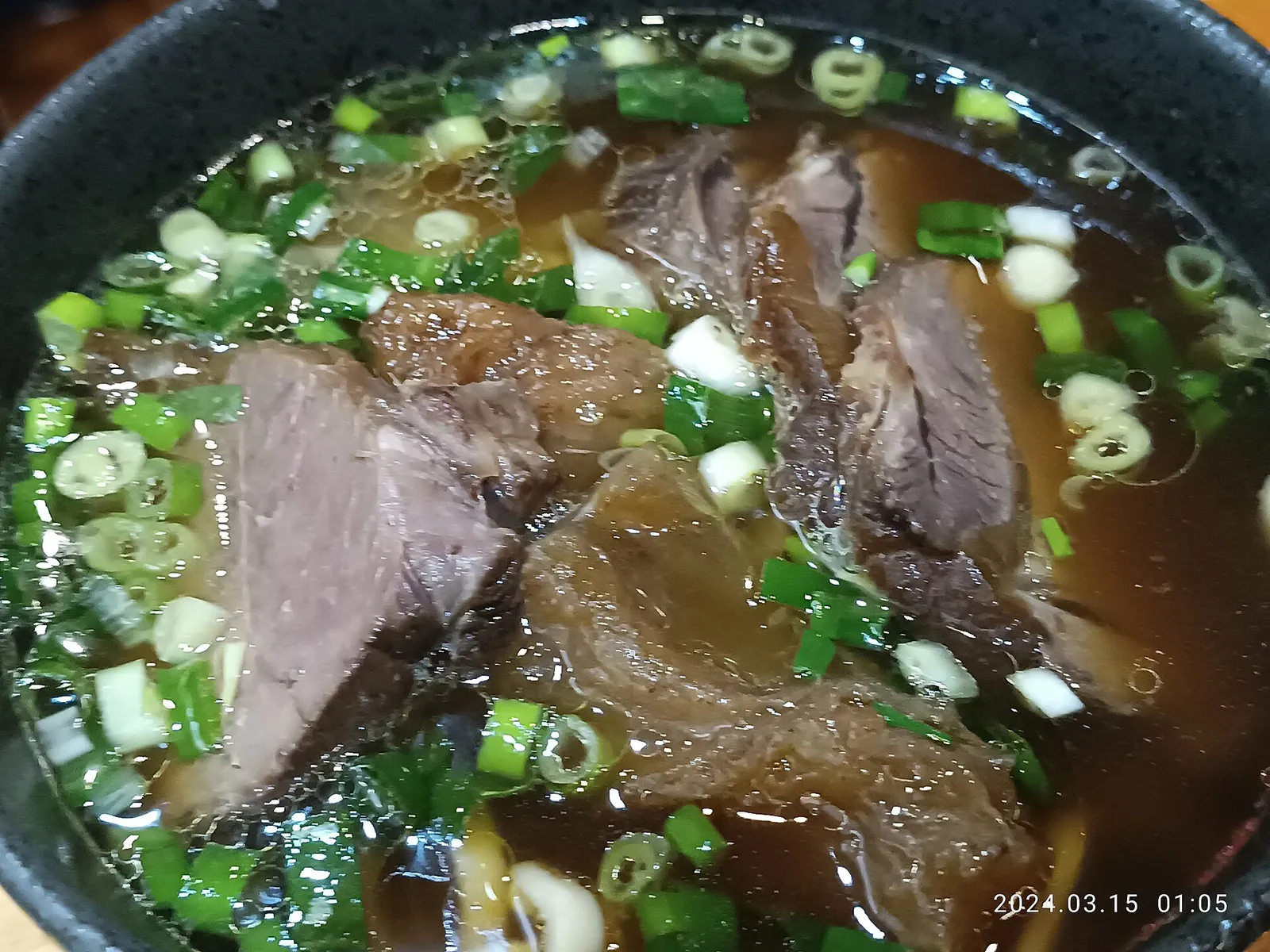Hovězí a nudle ve vývaru v nudlové restauraci Taipei