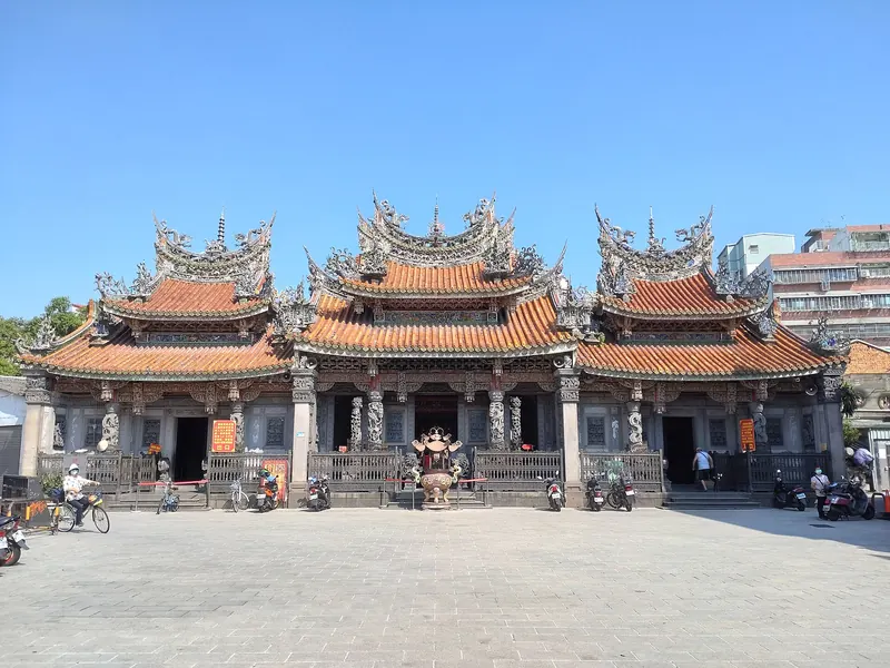 Vyřezávaná fasáda chrámu Qingshui Zushi v Sanxia pod modrou oblohou