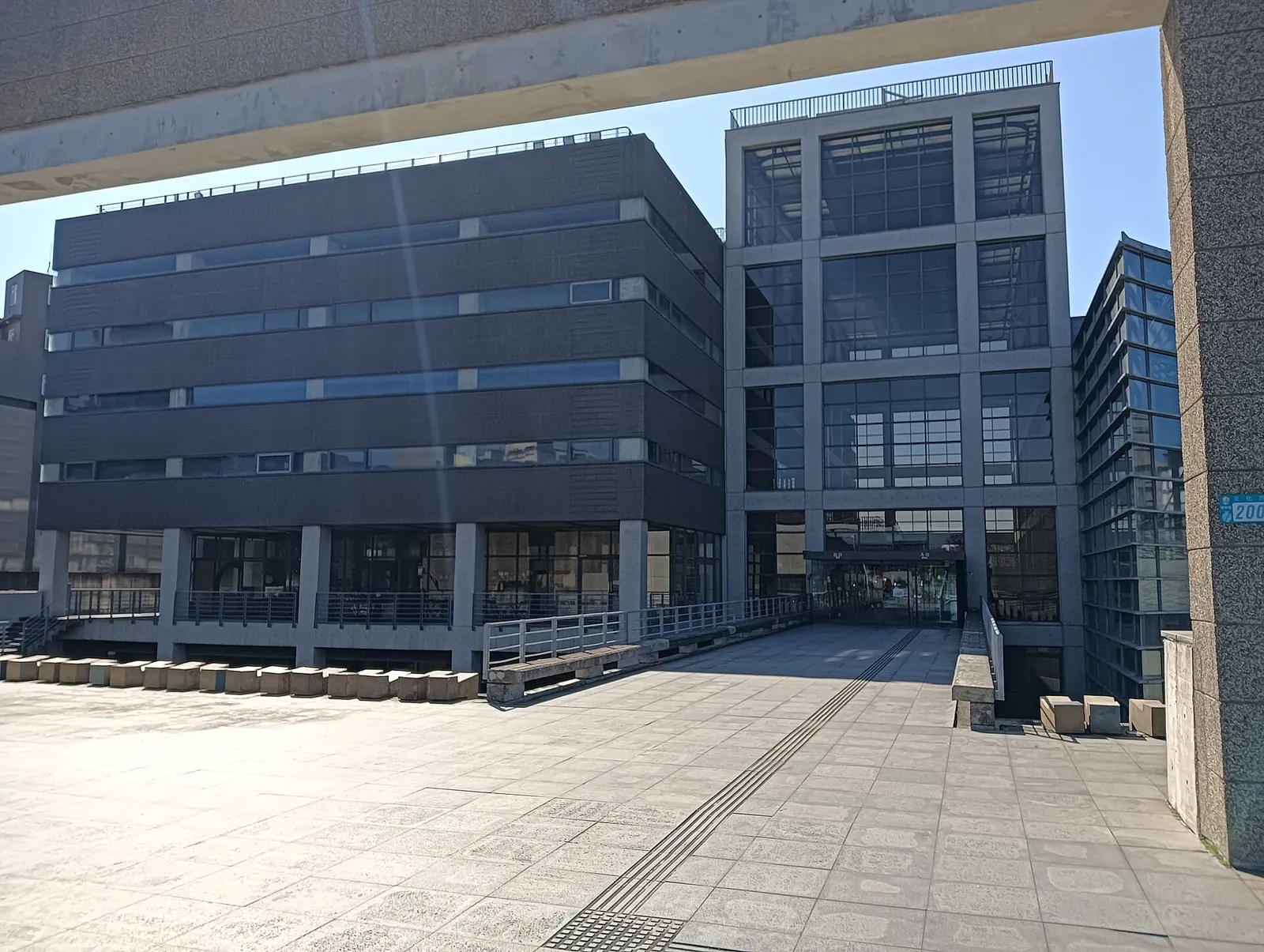 Moderní betonový a skleněný exteriér Keramického muzea Yingge
