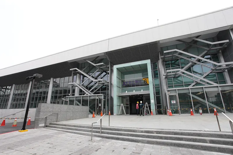 Vstup na letištní železnici u Taipei Main Station