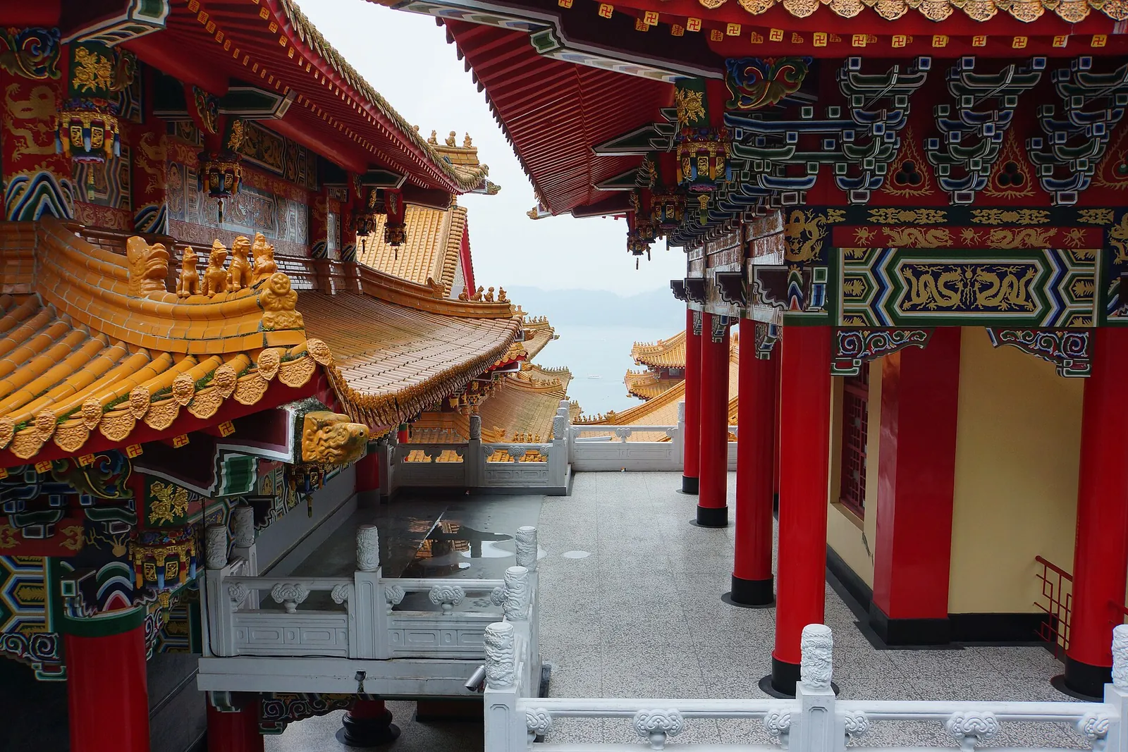 Bemalte Dächer und Gänge des Wenwu-Tempels am Sun Moon Lake