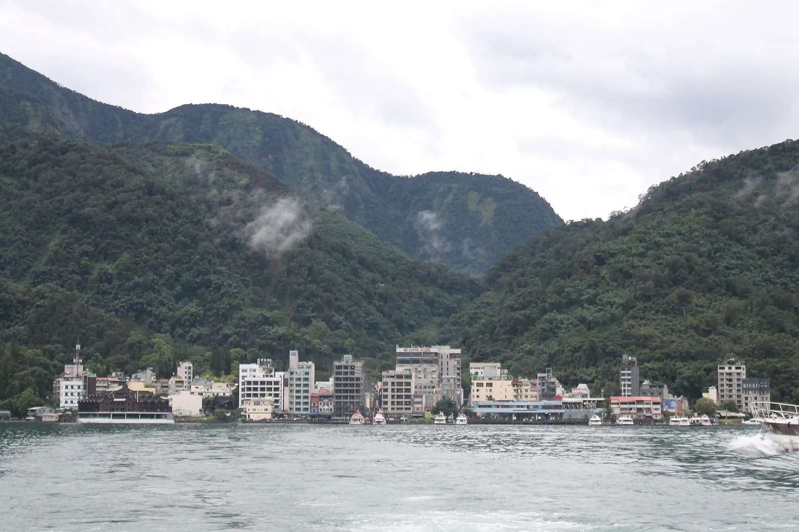 Ufer von Ita Thau von einer Fähre auf dem Sun Moon Lake aus gesehen