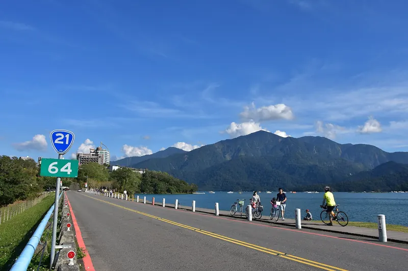 Cyklisté na pobřežní silnici u Sun Moon Lake