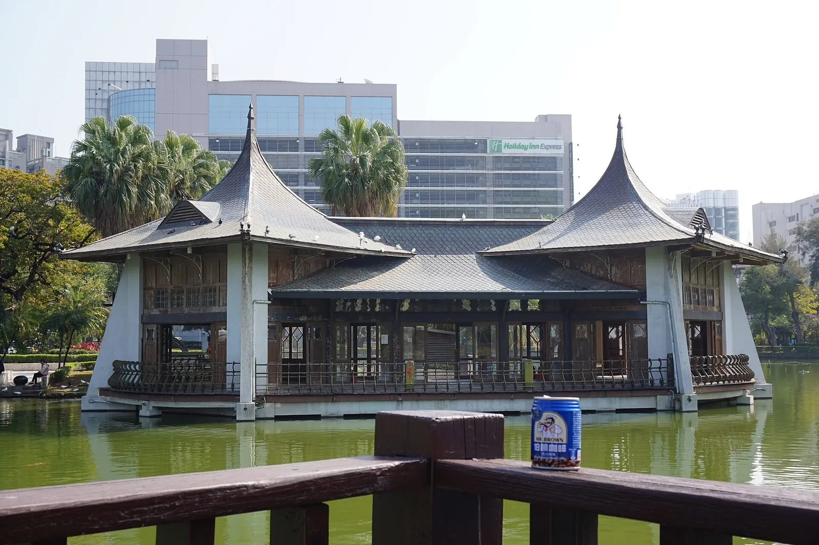 Seepavillon im Taichung Park mit Spiegelung im Wasser