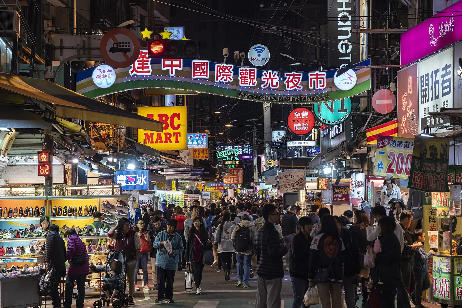 Menschenmenge unter den Eingangsschildern des Fengjia-Nachtmarkts